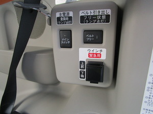 電動ウィンチで、安全で楽に車いすを乗せられます。