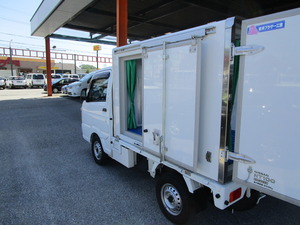 サイドはスライド式なので、荷物の出し入れ楽々！
