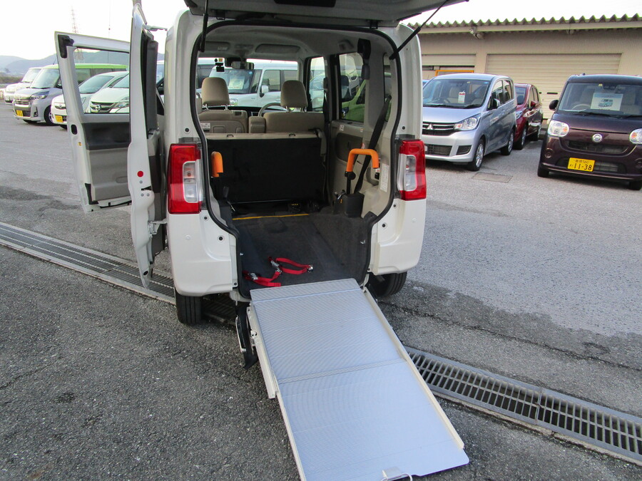 このように広げられて、車いすを載せられます。