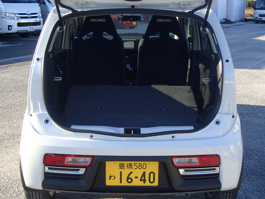 座席を倒せば荷物も載せられます！