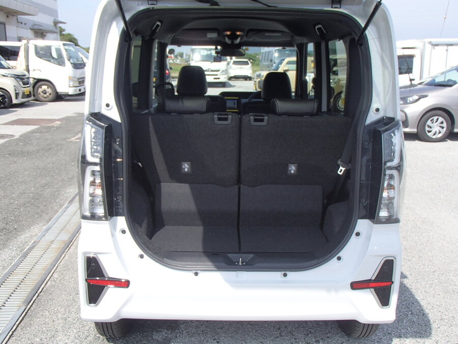 シートを倒して荷室も広々