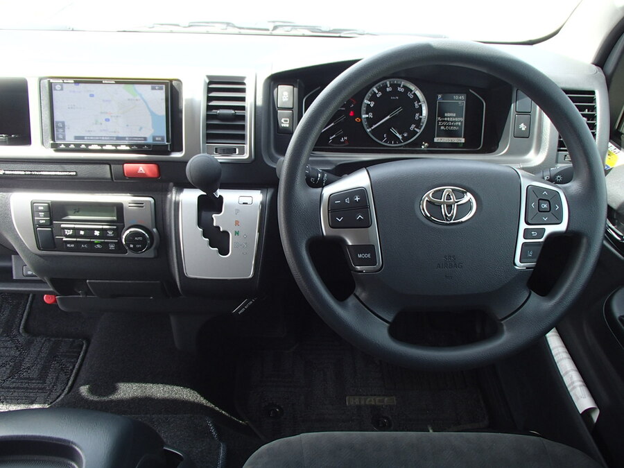 運転席の周りには操作系装備を集約。機能的で快適な空間を