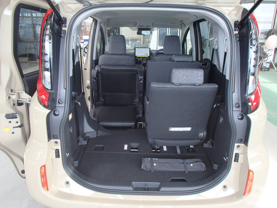 長尺物などの大きな荷物を積みながら、セカンドシートへの乗車も