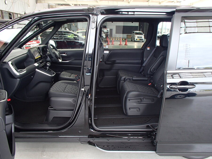 スライドドアからの乗り降りも、ステップ付きでスムーズ出来ます