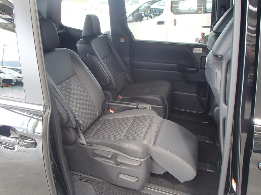セカンドシートは、オットマン・シートヒーター付き