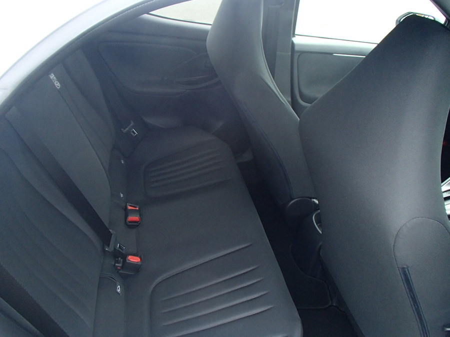 大人が4人乗車できる室内スペース