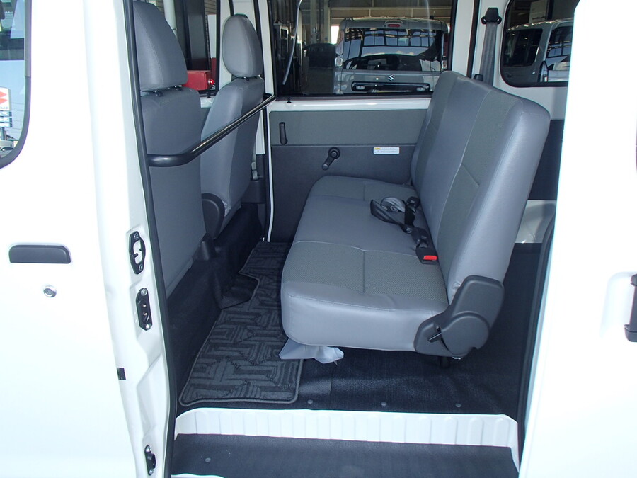 使いやすい両側スライドドア